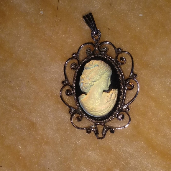 Mother of pearl (NOT SURE)pendant - Picture 2 of 8